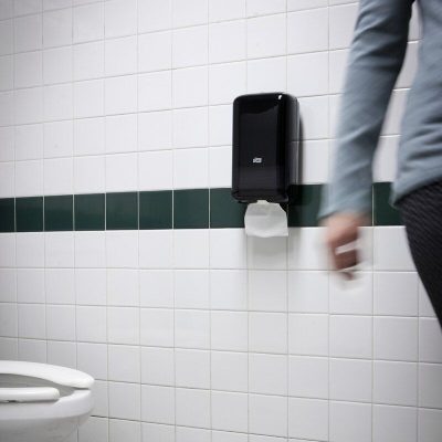 tork folded toalettpapír adagoló (fekete)
